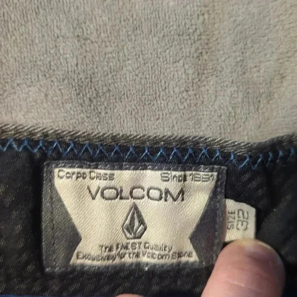 Men's volcom shorts - Picture 3 of 9